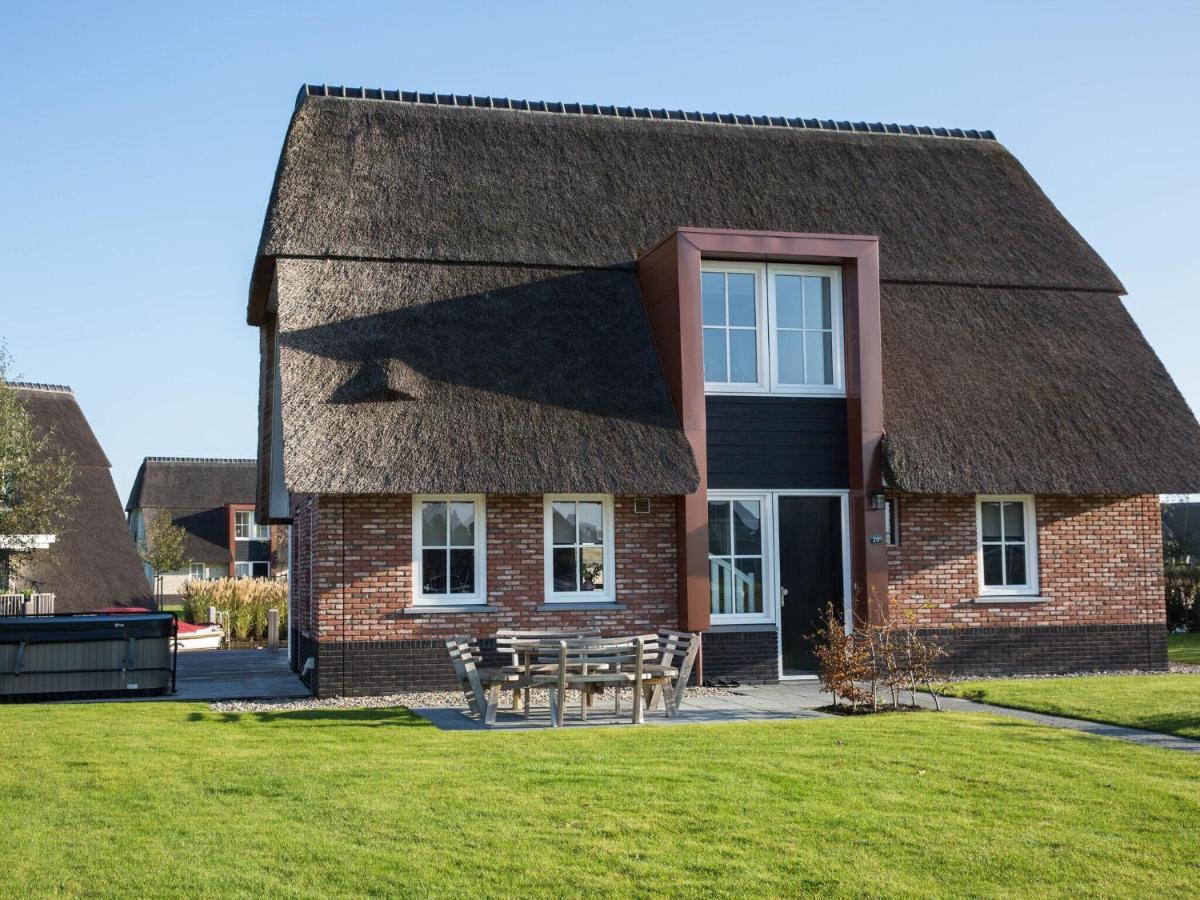 Beautiful Villa With Jacuzzi On The Tjeukemeer Delfstrahuizen Bagian luar foto